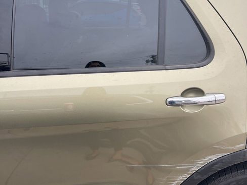 Used 2013 Ford Explorer XLT image 2