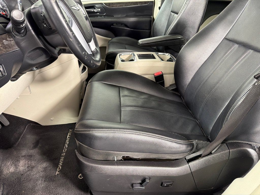 Used 2013 Chrysler Town & Country Touring FWD image 12