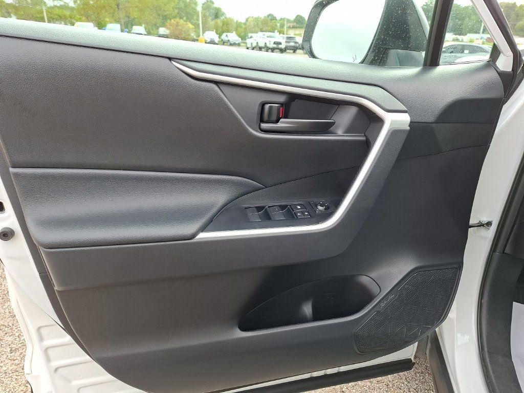 Used 2022 Toyota RAV4 LE FWD image 11