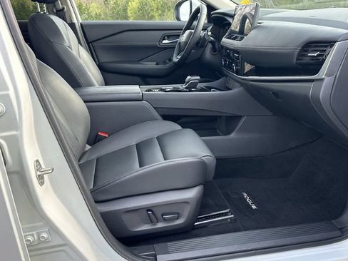 Certified 2025 Nissan Rogue SL w/ Tech Package FWD image 15