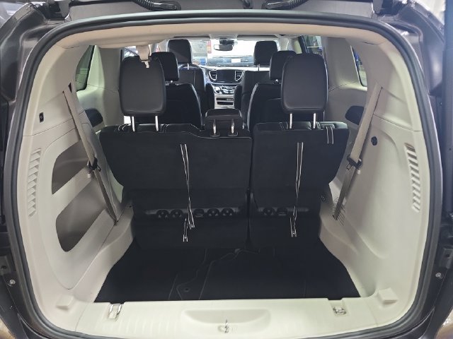 Used 2023 Chrysler Pacifica Touring-L FWD image 15
