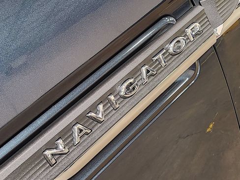 Used 2024 Lincoln Navigator Premiere AWD/4WD image 23