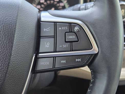 Used 2020 Toyota Highlander XLE FWD image 28