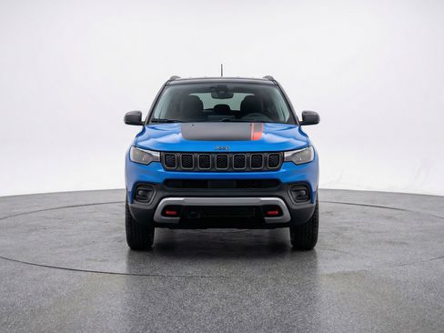 Used 2025 Jeep Compass Trailhawk AWD/4WD image 2
