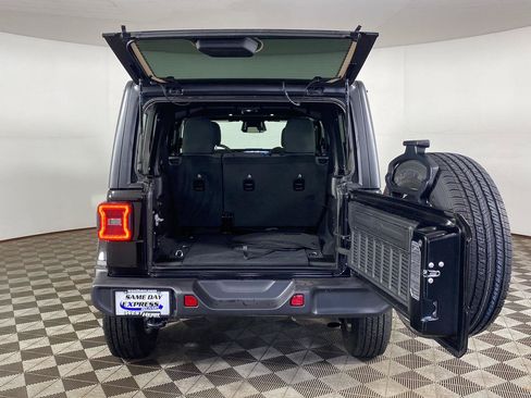 Used 2026 Jeep Wrangler Unlimited Sahara AWD/4WD image 7