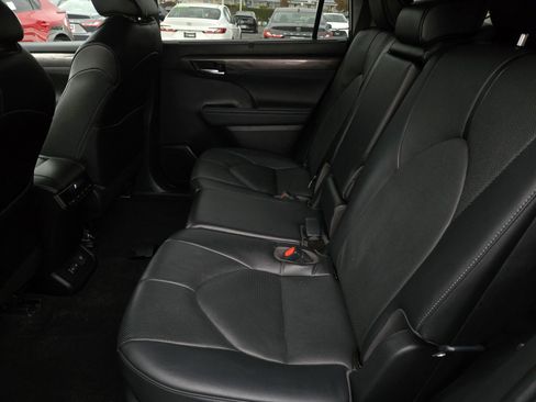 Used 2023 Toyota Highlander Limited image 11