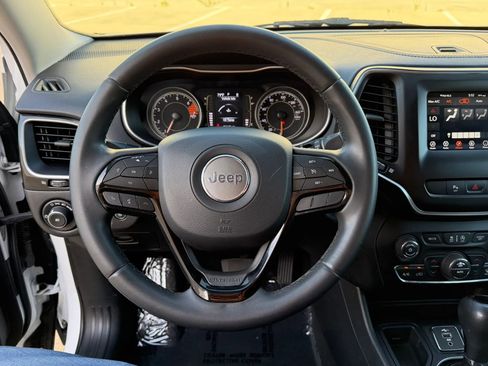Used 2020 Jeep Cherokee Latitude Plus FWD image 24
