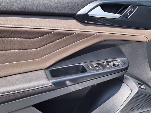 Used 2024 Volkswagen Taos SEL image 7