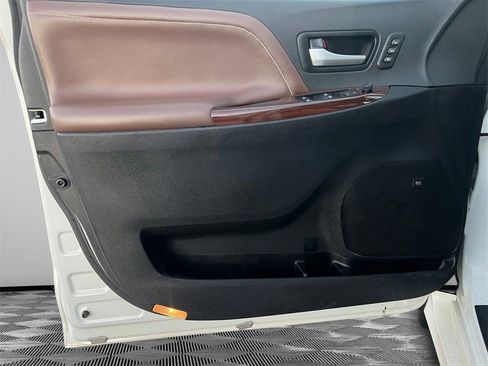 Used 2018 Toyota Sienna Limited image 22