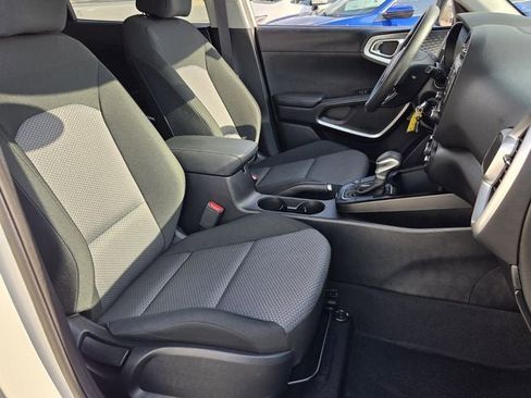 Used 2025 Kia Soul LX image 16