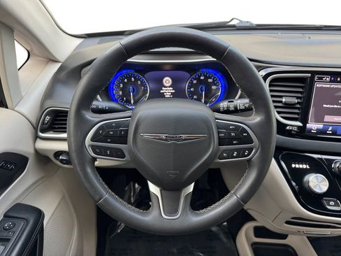 Used 2022 Chrysler Pacifica Touring-L image 23