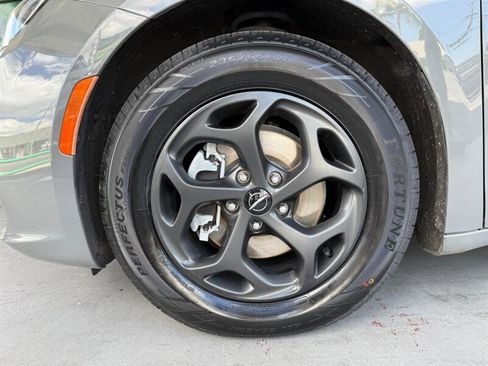 Used 2021 Chrysler Pacifica Limited w/ S Appearance Package FWD image 43