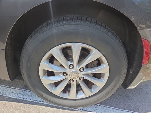 Used 2017 Chrysler Pacifica Touring w/ Tire & Wheel Group FWD image 6