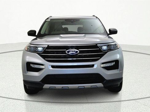 Used 2021 Ford Explorer XLT w/ Equipment Group 202A AWD/4WD image 2