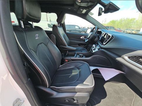 Used 2026 Chrysler Pacifica Limited w/ S Appearance Package FWD image 8