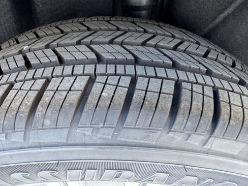 New 2025 Volkswagen Taos SE image 31