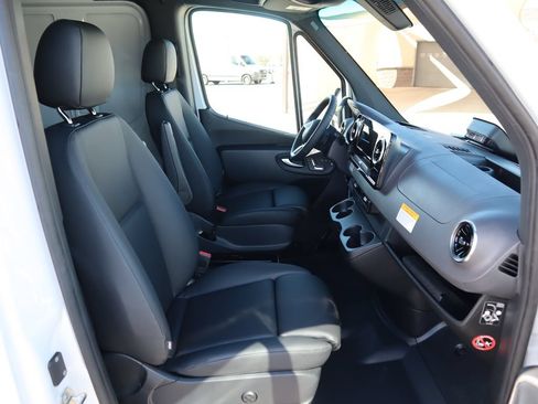 Used 2025 Mercedes-Benz Sprinter 2500 image 21
