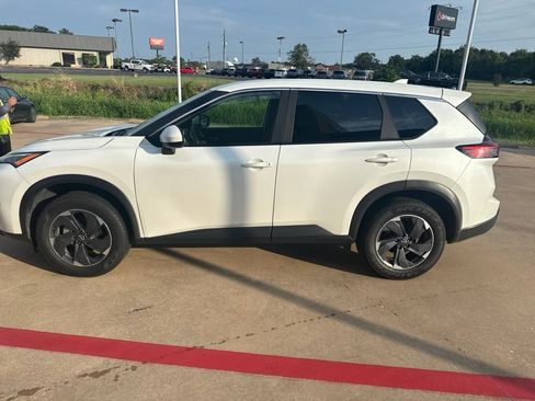 Used 2025 Nissan Rogue SV FWD image 1