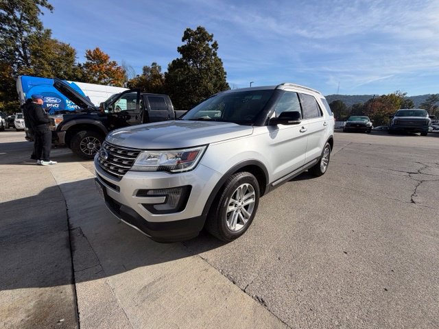 Used 2016 Ford Explorer XLT FWD image 3