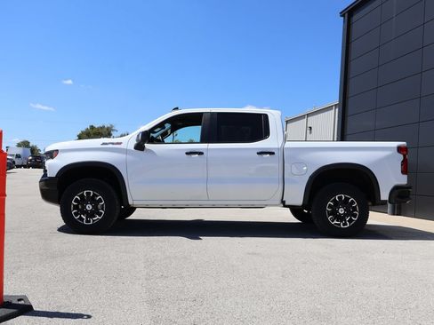 Used 2022 Chevrolet Silverado 1500 ZR2 w/ Technology Package AWD/4WD image 2