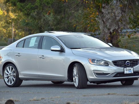 Used 2016 Volvo S60 T5 Inscription Platinum FWD image 4