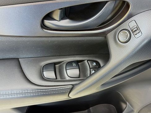 Used 2021 Nissan Rogue Sport S image 23