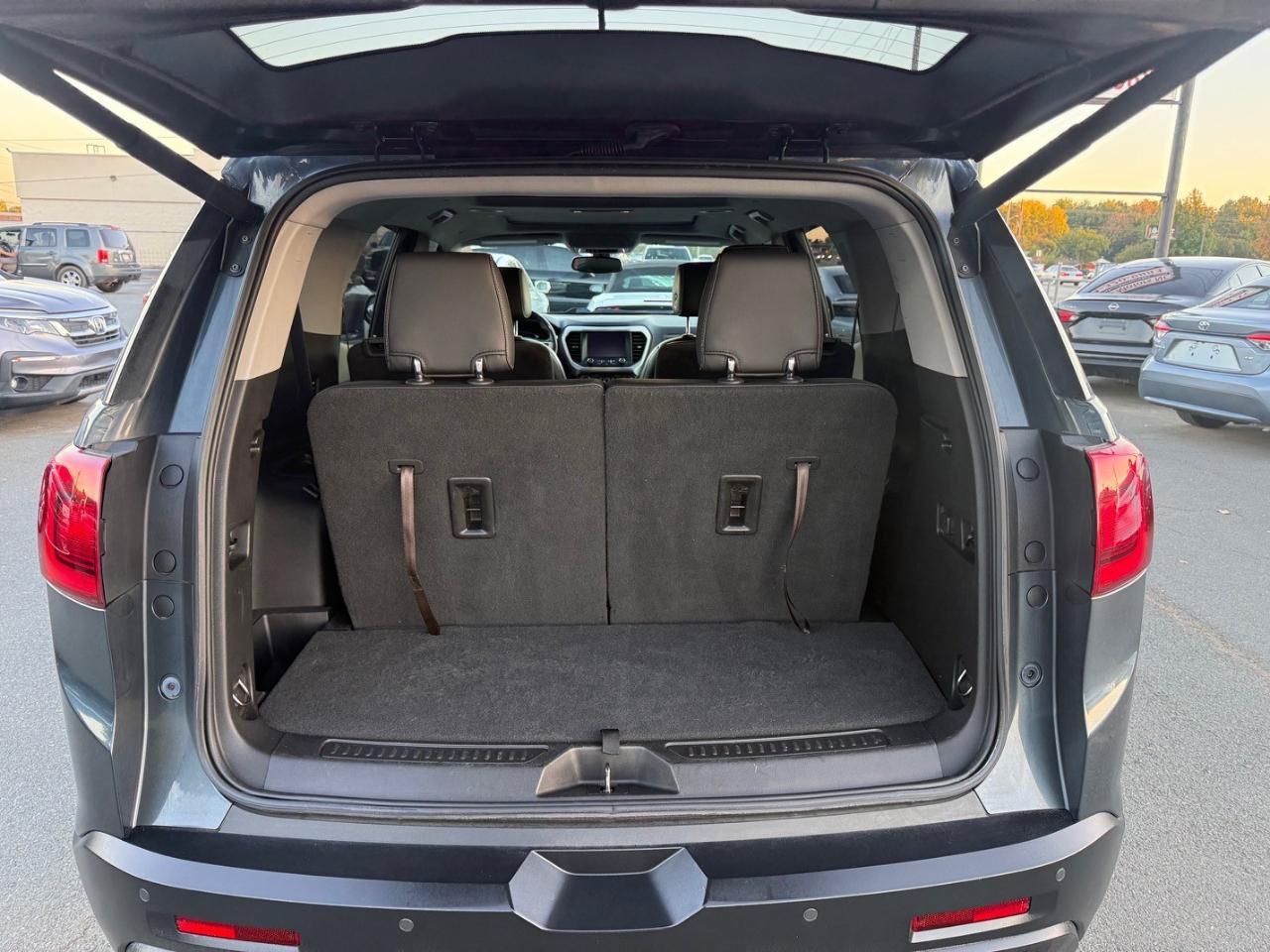Used 2019 GMC Acadia SLT w/ Black Edition FWD image 11