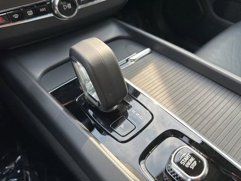 Certified 2025 Volvo XC60 B5 Core image 20