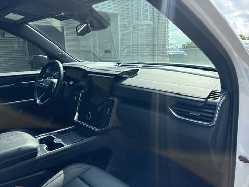 Used 2024 GMC Acadia Elevation image 15