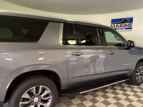 Used 2022 Chevrolet Suburban LT w/ Luxury Package AWD/4WD image 2
