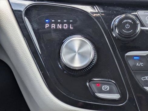 Used 2023 Chrysler Pacifica Touring-L FWD image 12