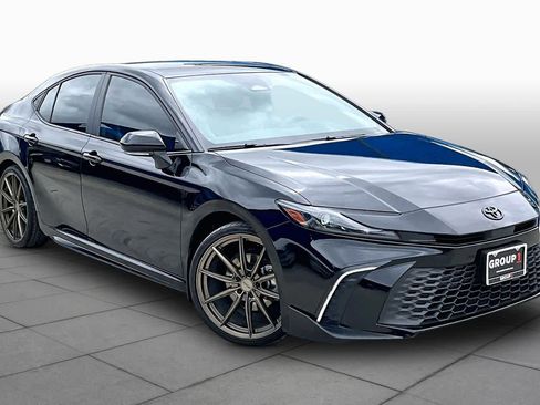 Used 2025 Toyota Camry SE w/ Convenience Package FWD image 3