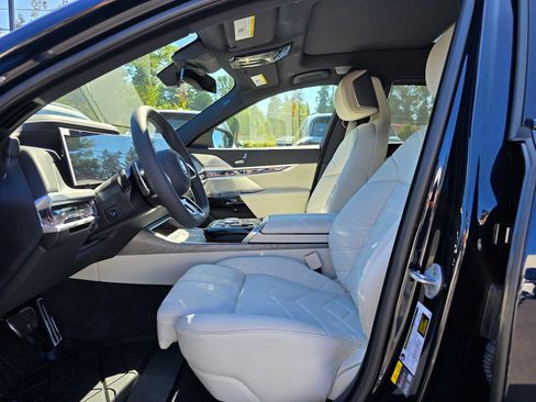 New 2025 BMW 750e xDrive w/ Executive Package image 21