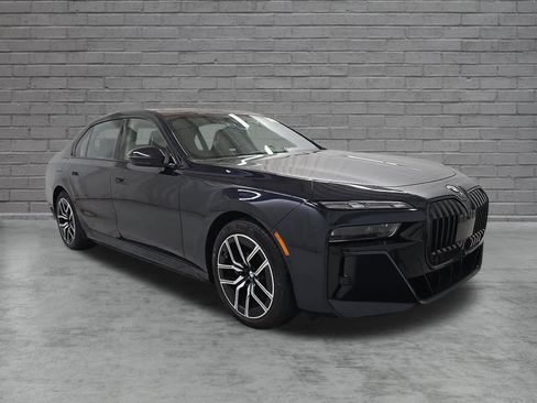 Used 2024 BMW i7 xDrive60 w/ Executive Package AWD/4WD image 3