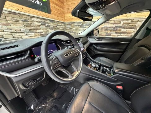 Used 2023 Jeep Grand Cherokee Limited AWD/4WD image 10