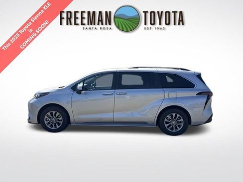 Used 2025 Toyota Sienna XLE FWD image 1