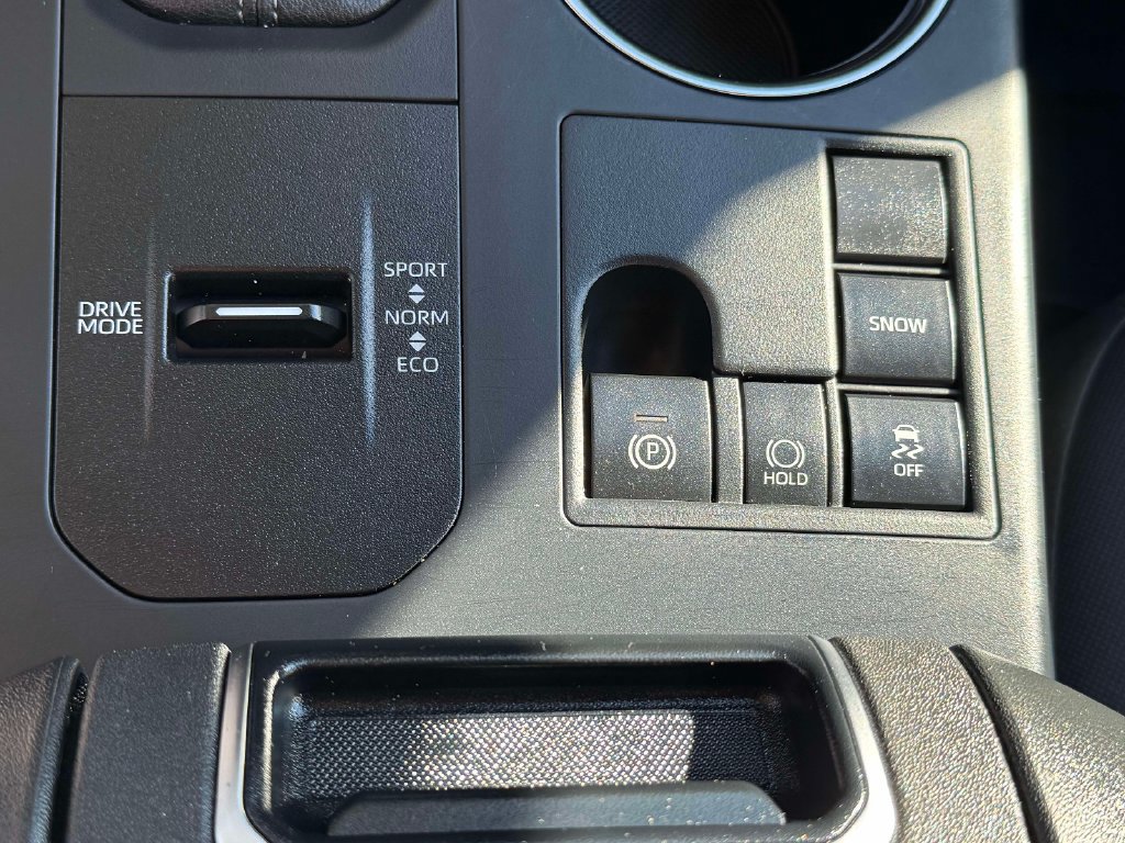 Used 2025 Toyota Highlander LE FWD image 24