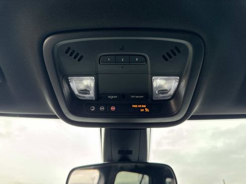 Used 2023 Chevrolet Traverse LT image 46