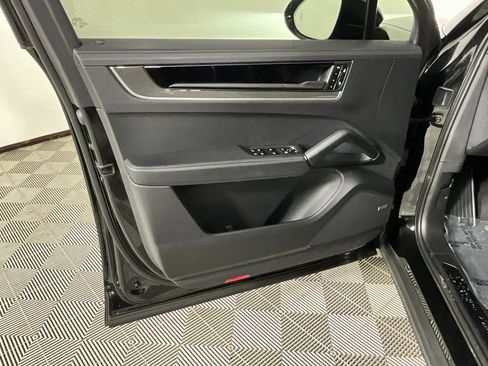 Used 2025 Porsche Cayenne Turbo image 19