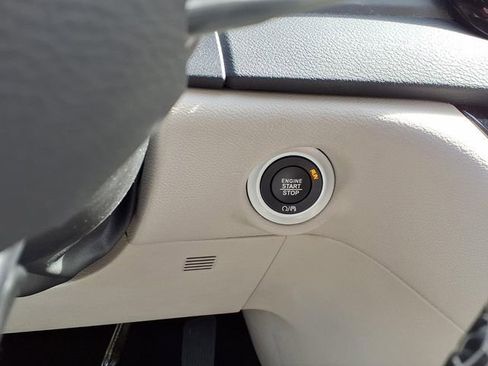 Used 2024 Chrysler Pacifica Touring-L image 9