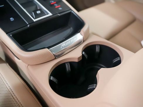 Certified 2022 Porsche Macan AWD/4WD image 34