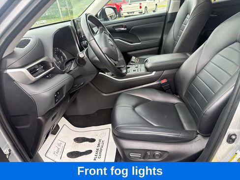 Used 2023 Toyota Highlander XLE AWD/4WD image 12