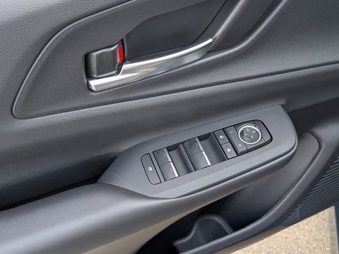 Used 2025 Toyota Prius Plug-In Hybrid image 15