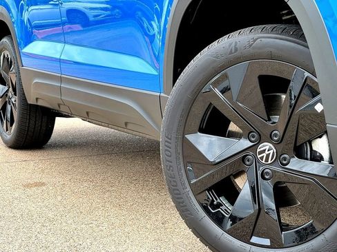 New 2026 Volkswagen Taos SE FWD image 2