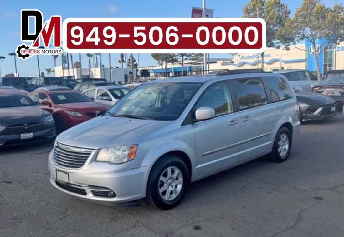 Used 2012 Chrysler Town & Country Touring FWD image 1