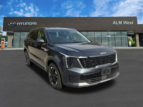 Used 2024 Kia Sorento S image 3