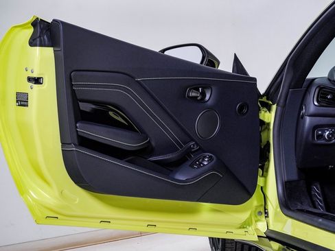 Used 2023 Aston Martin V8 Vantage Coupe image 33