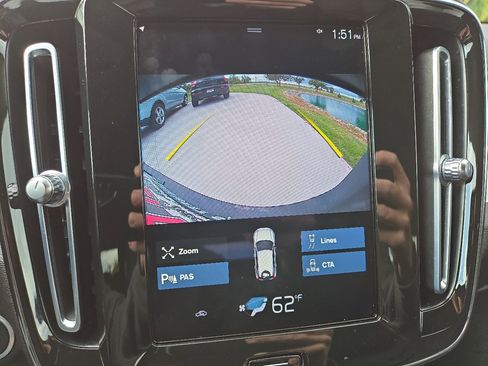 Used 2021 Volvo XC40 T4 Momentum image 26