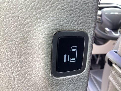 Used 2023 Chrysler Pacifica Touring-L FWD image 32