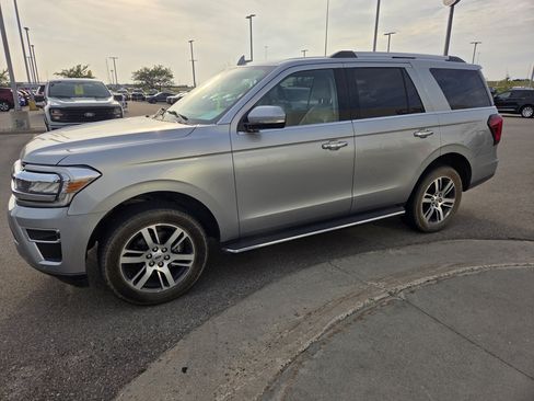 Used 2023 Ford Expedition Limited AWD/4WD image 2